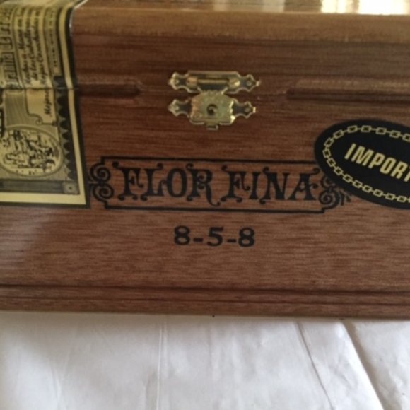 A Fuente Flor Fina 8-5-8 Cigar Box - Picture 2 of 9